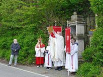 Markusprozession zum Kreuz an der Netzer Straße (Foto: Karl-Franz Thiede)